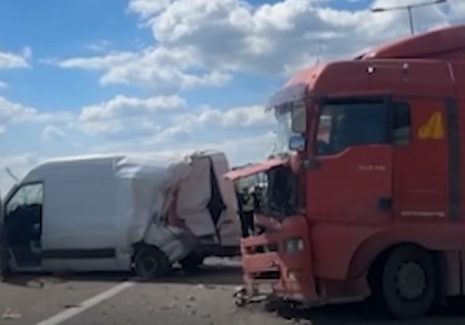 Aksident i rëndë në unazën e Shkupit  të përfshirë dy kamionë dhe një veturë me targa rumune