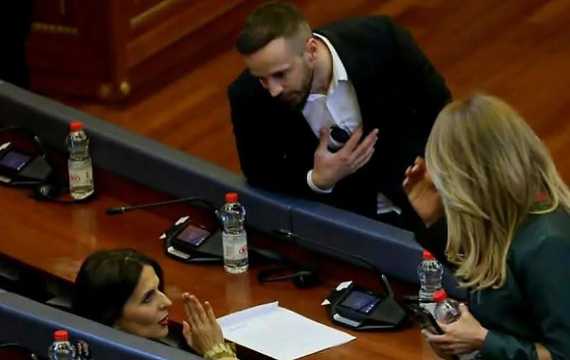 Fatos Geci kërkon falje për gjuhën që përdori në Kuvend ndaj Vlora Çitakut