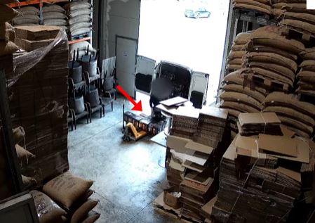 Arrestohen 2 magazinierë në Shqipëri  Dyshohet se për 3 vjet kanë vjedhur kafe në vlerë të 800 000 €