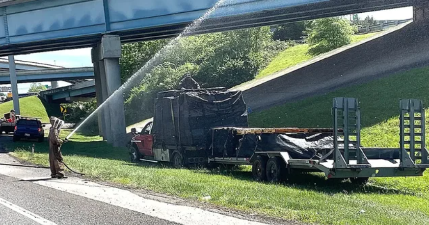 Kamioni me 1 milion bletë përmbyset në një autostradë SHBA 