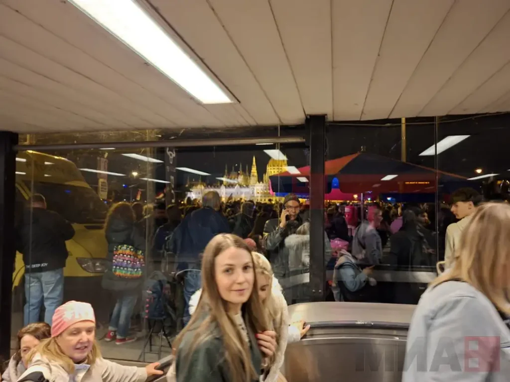 Mijëra mbështetës të Péter Magyar mblidhen në Budapest, për të festuar fitoren