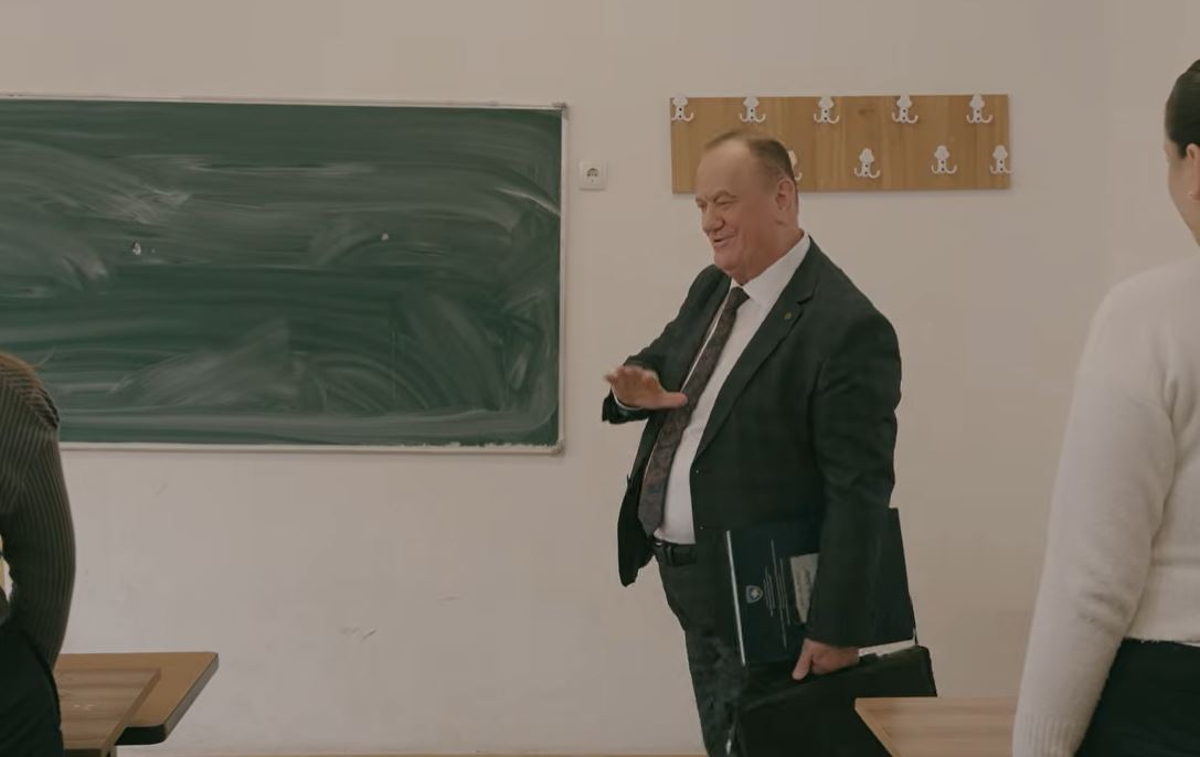 pensionohet-mahmut-ferati-profesionit-te-profesorit-i-thote-lamtumire-me-kenge-emocionuese