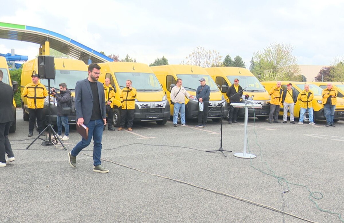 Automjete të reja  por personeli  po plaket   Shkurtime në administratën e  Postës   punësime të reja postierësh