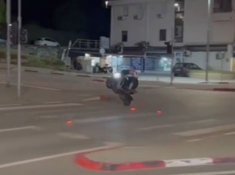 Një ditë pas paralajmërimit të Toshkovskit  policia në aksion  Kapet 15 vjeçari që drejtonte motoçikletë me një rrotë 