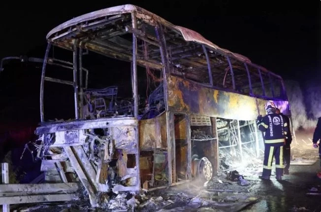 Tetë të vdekur përfshirë një foshnje pas përplasjes së një autobusi në Turqi