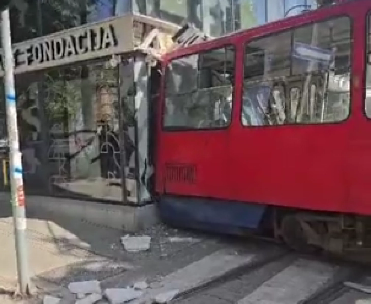 tramvaji-del-nga-shinat-ne-beograd-dhe-perplaset-ne-nje-ndertese-disa-te-lenduar