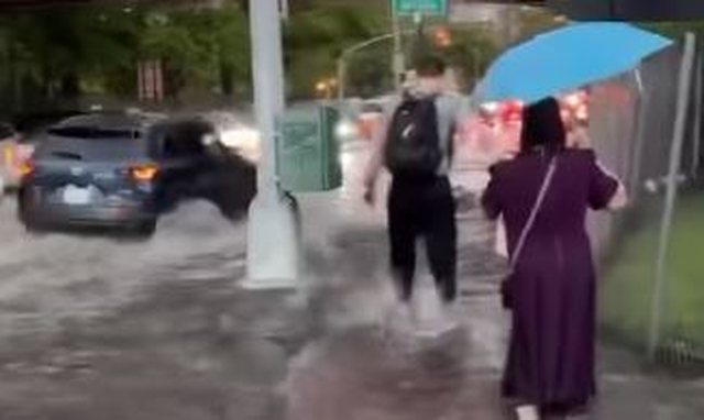 VIDEO  New Yorku nën ujë  reshjet masive paralizojnë qytetin