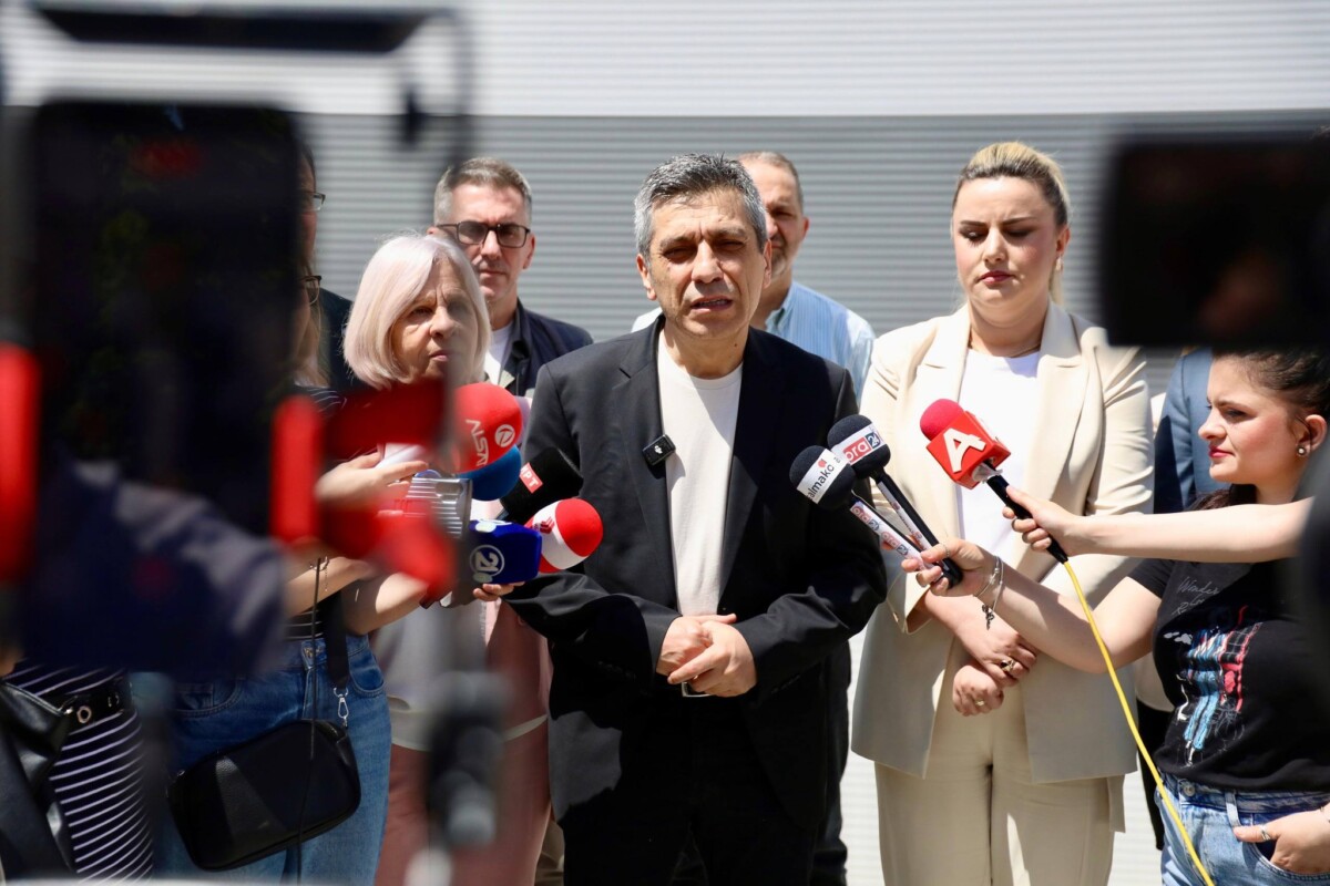 Protestë në Tiranë me moton  Shqiptaria është me Shkupin   Mexhiti  Studentët duhet të festojnë për fitoren e përbashkët