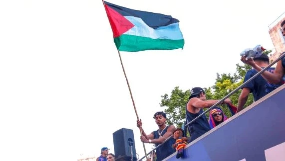 kryeministri-i-spanjes-eshte-krenar-per-yamalin-qe-shfaqi-flamurin-e-palestines