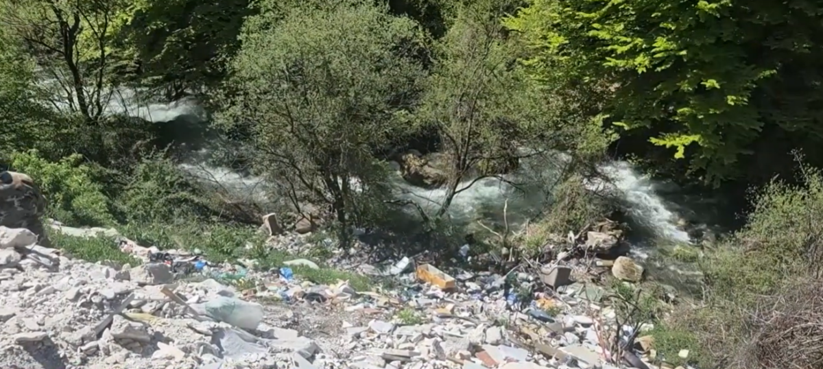park-kombetar-apo-deponi-ilegale-sharri-mbytet-ne-mbeturina-institucionet-ngrene-supet