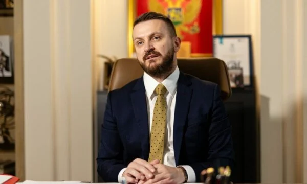 Deklarata e komunës malazeze për  çnjohjen  e Kosovës  ministri Duka  Për keqardhje  s jam i befasuar