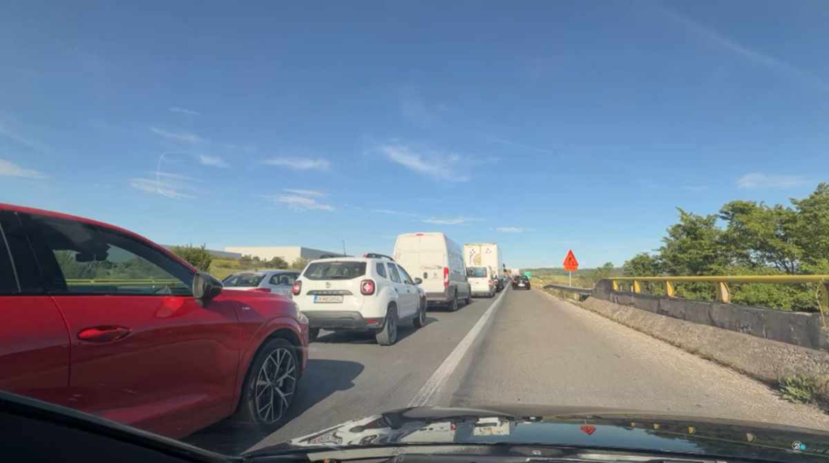 Kolona të gjata në pikëpagesën e Milladinovcës   Rrugët shtetërore  fillojnë punët për zgjerimin e saj
