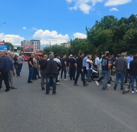 deshton-mbyllja-e-vendkalimit-ilegal-ne-bit-pazar-protesta-dhe-bllokim-i-rruges-nderhyn-policia