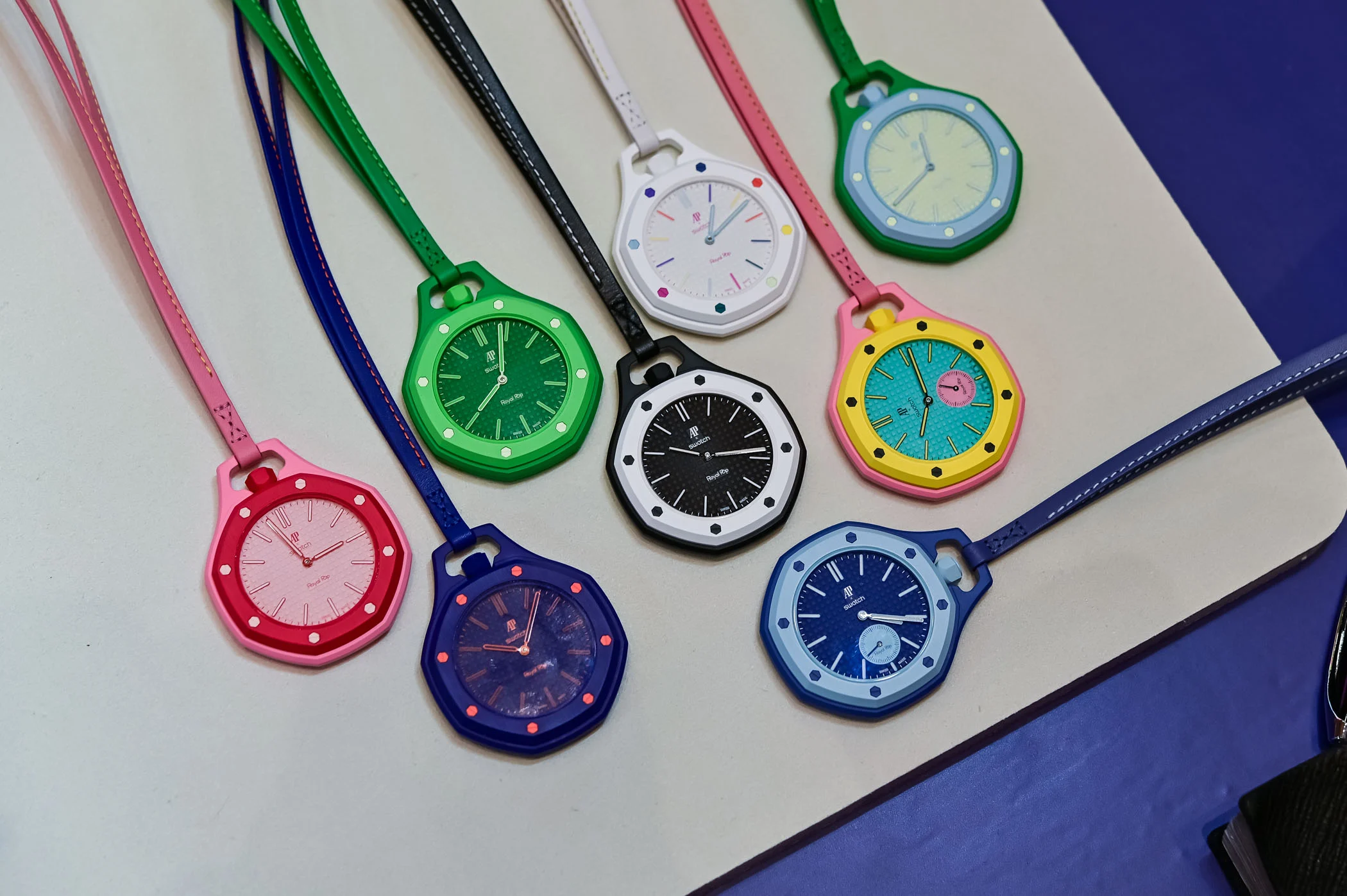cmenduri-globale-per-oret-royal-pop-perleshje-dhe-arrestime-para-dyqaneve-swatch-dhe-audemars-piguet-befasojne-me-koleksionin-e-ri-viral