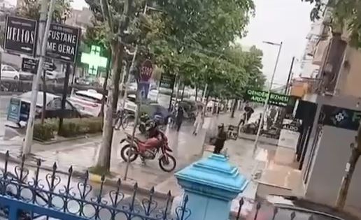 Autorët largohen me motor  me çantën plot  Grabitet si në filma një argjendari në Shqipëri