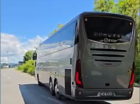 Zv drejtori i Doganës  Sapo kaloi pa asnjë problem një autobus me të rinj që po udhëtonte drejt protestës