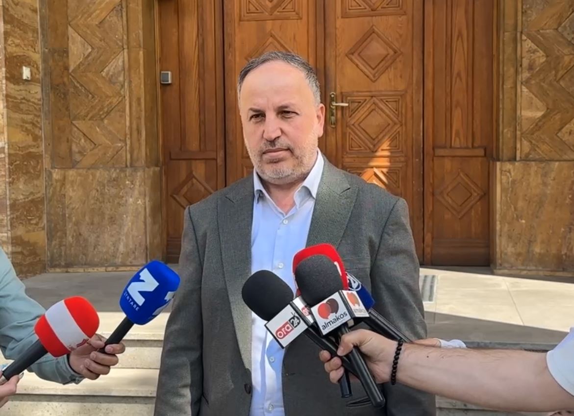 Azizi  Provimi i jurisprudencës do të jepet në shqip  Debati zhvendoset nga rruga në institucione 