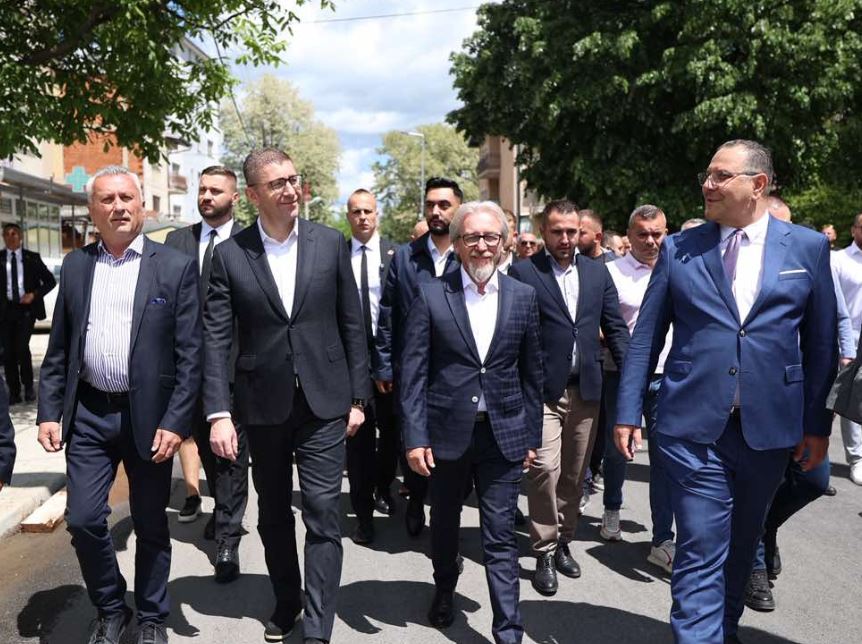 Mickoski i zgjidhi dilemat për Fatmir Limanin  Po  e shihni që ministri Limani është me mua