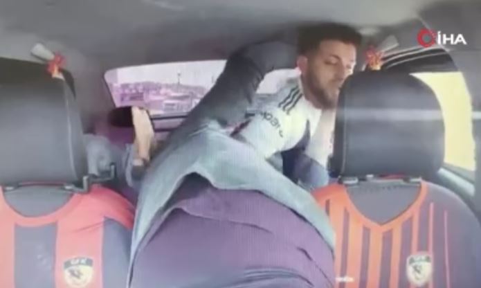 Ngjarje si në filma në Turqi  Grabitësi futet me armë në taksi  shoferi plagoset  Falë Zotit që asnjë polic nuk u lëndua