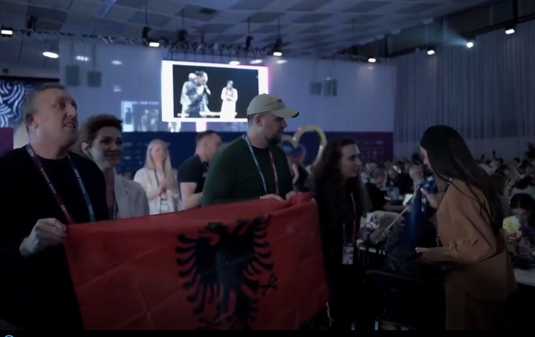 Incident në Eurovision në Vjenë  pjesëtarja e delegacionit serb tentoi të largojë flamurin e Kosovës