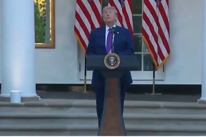 Zogu fluturon pranë Trump  presidenti i SHBA së ndërpret fjalimin  Mendova se ishte dron