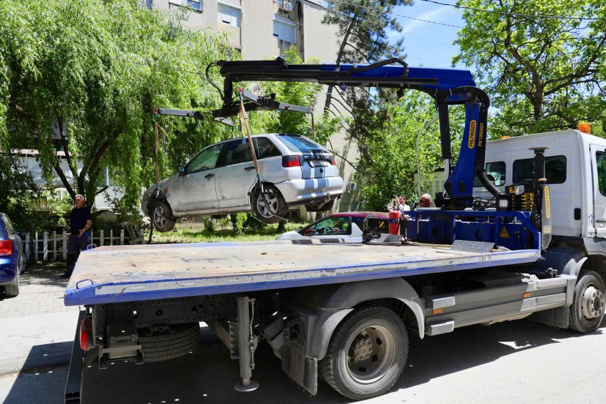 Çair  200 vetura të vjetra largohen nga parkingjet