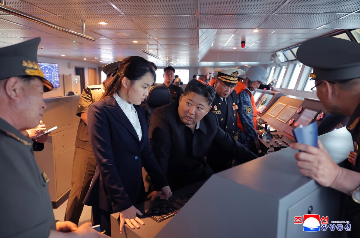 Kim Jong un merr pjesë në provat e lundrimit të anijes luftarake  Kang Kon 