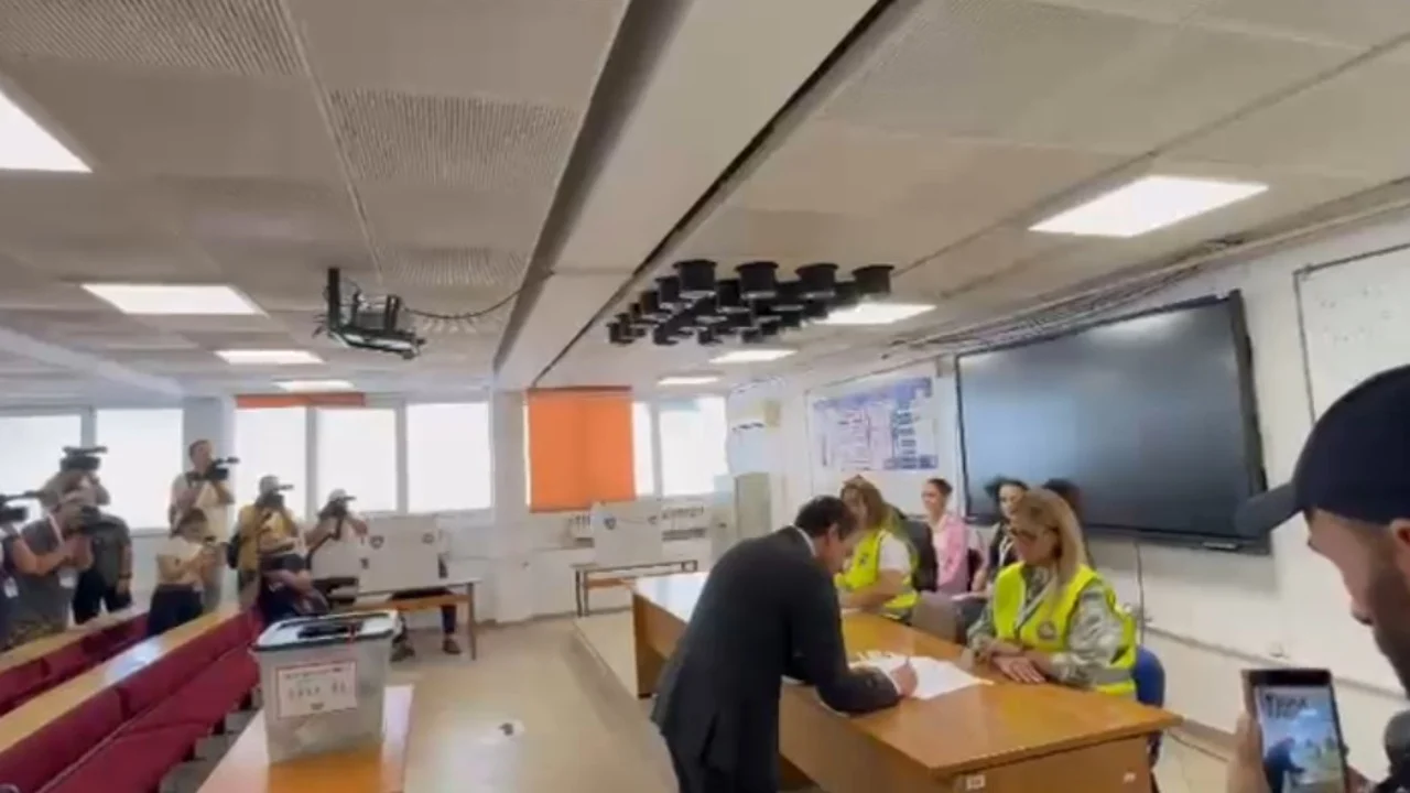 Voton Albin Kurti  Sot vendosin ata që votojnë  ushtroni të drejtën tuaj