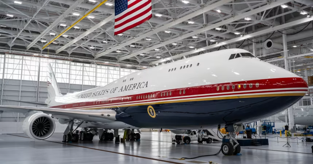 mes-kritikave-dhe-polemikave-trump-prezanton-avionin-e-ri-te-dhuruar-nga-katari