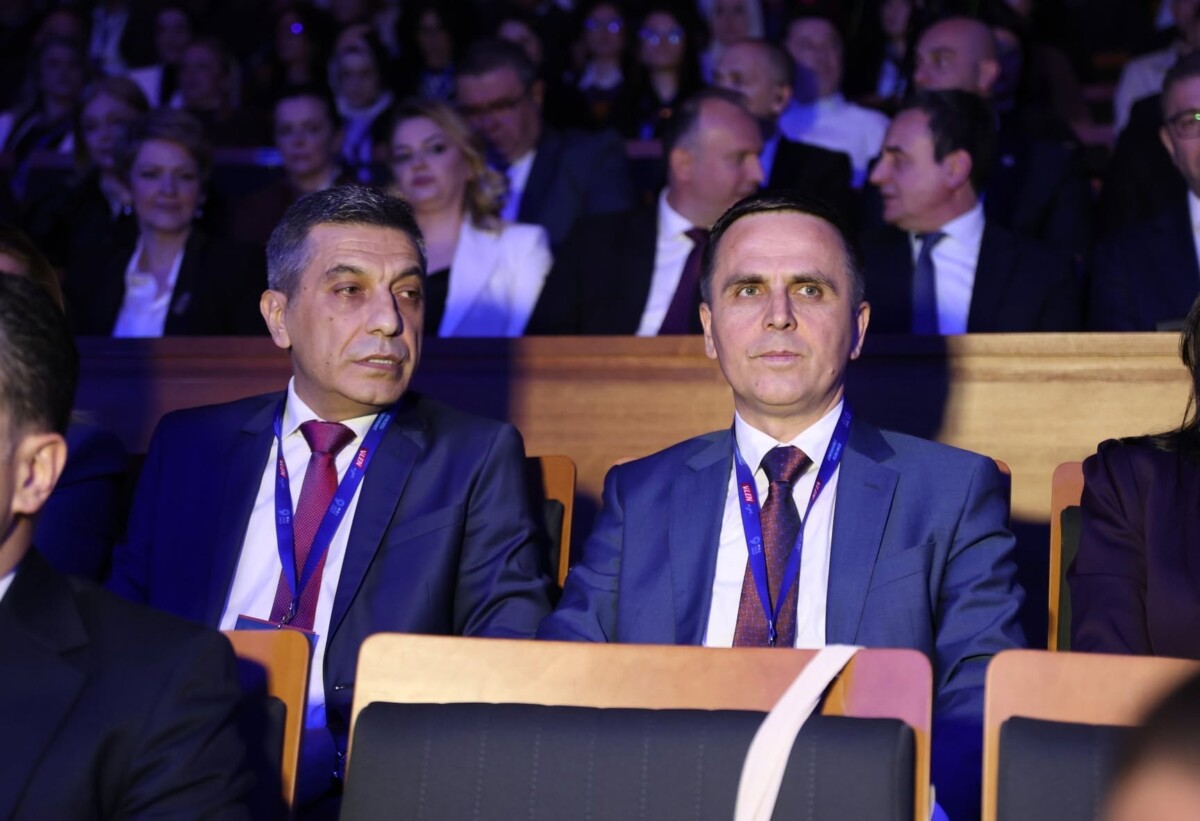  Shkupi tashmë më afër Prishtinës    Mexhiti e Kasami thonë se janë ndarë 200 milionë euro për rrugën Shkup Bllacë Prishtinë dhe do të fillojnë punimet