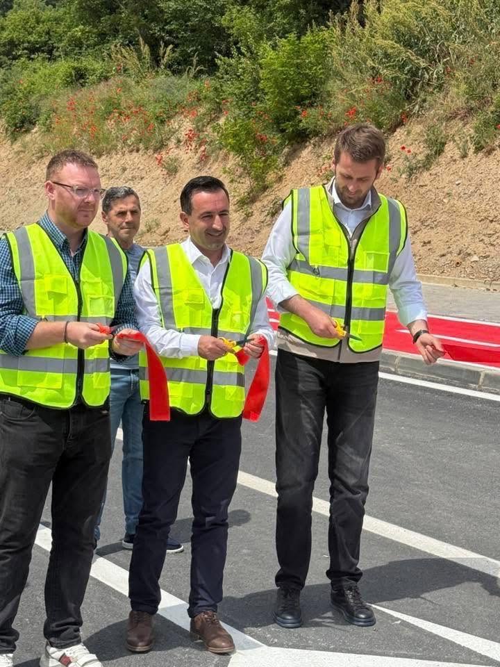 Rama  Dimal Basha i preu shiritin rrugës lokale që është projekt i Komunës së Prishtinës