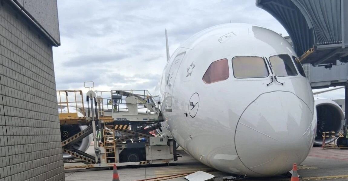 Aeroplanin e lëshojnë rrotat e përparme në aeroportin e Frankfurtit