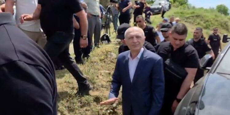 Meta del nga qelia  ish presidenti i Shqipërisë i jep lamtumirën e fundit babait