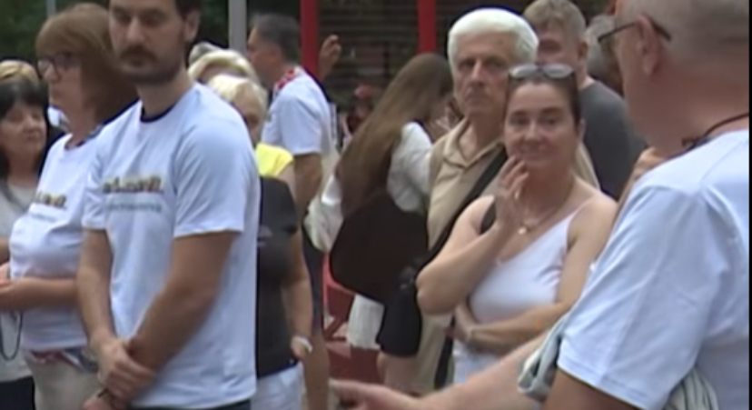 Protestë në Kapishtecit kundër muzikës me zë të lartë nga kafeneja  Intermezzo   i pranishëm edhe kryetari i Komunës Qendër  Goran Gerasimovski