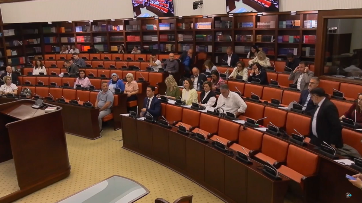 Tensione për ligjin për përfaqësim të drejtë  pushteti dhe opozita përplasen për amendamentet