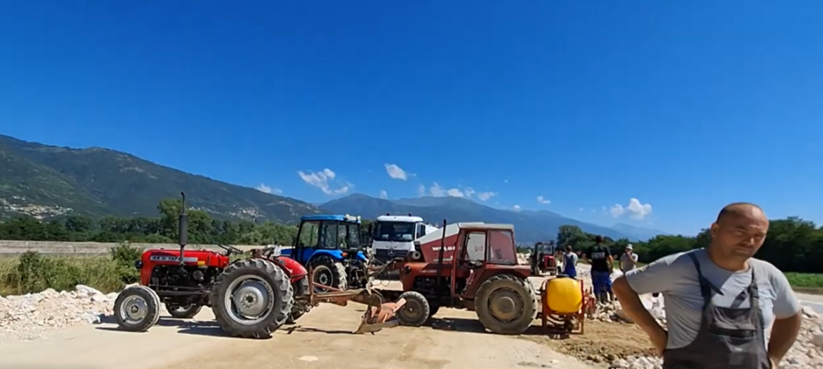 Kanali i ri lë mijëra hektarë pa ujë  bujqit e Pollogut bllokojnë punimet  kërkojnë ujë për vaditje