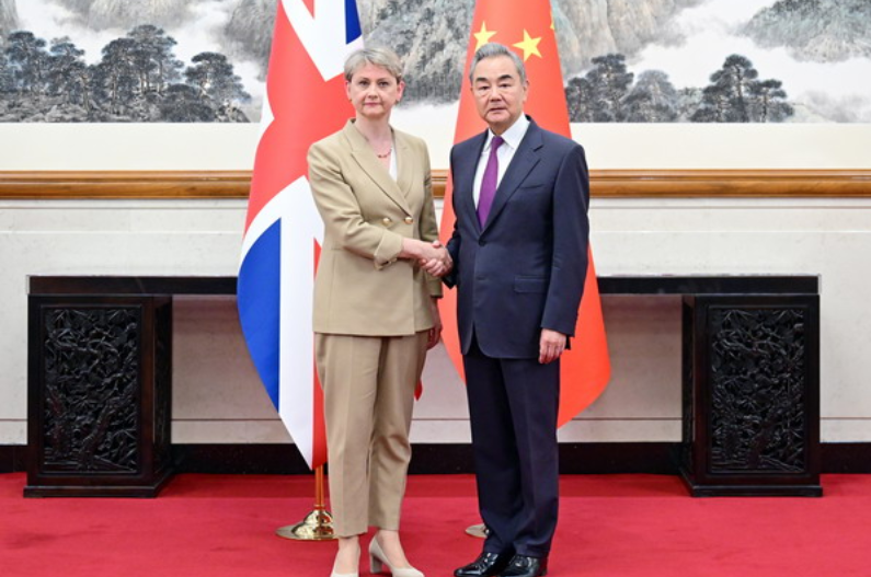 ministri-i-jashtem-i-kines-wang-yi-takohet-me-sekretaren-e-jashtme-te-mbreterise-se-bashkuar-yvette-cooper