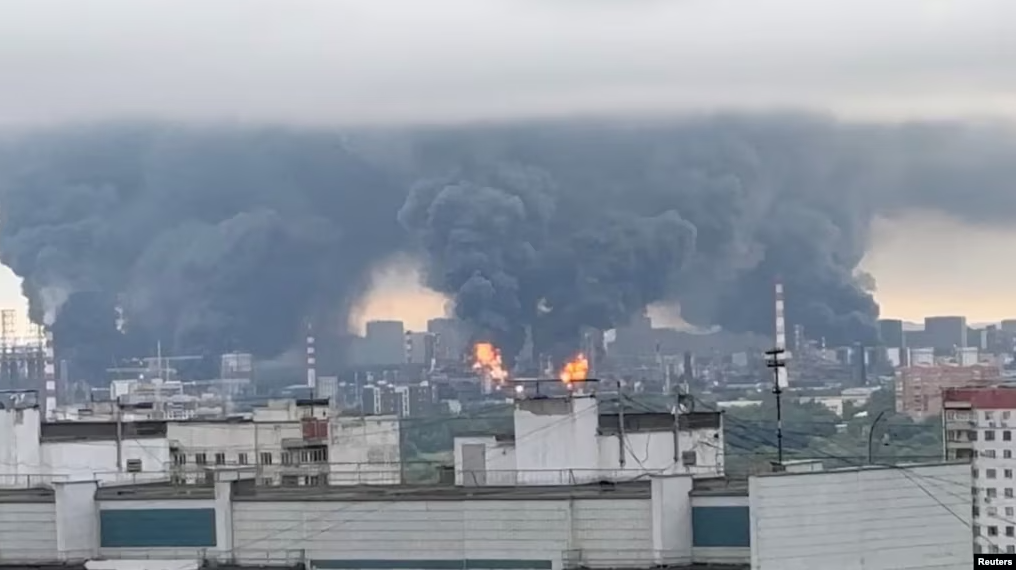 Rafineria e naftës në Moskë goditet përsëri nga dronët