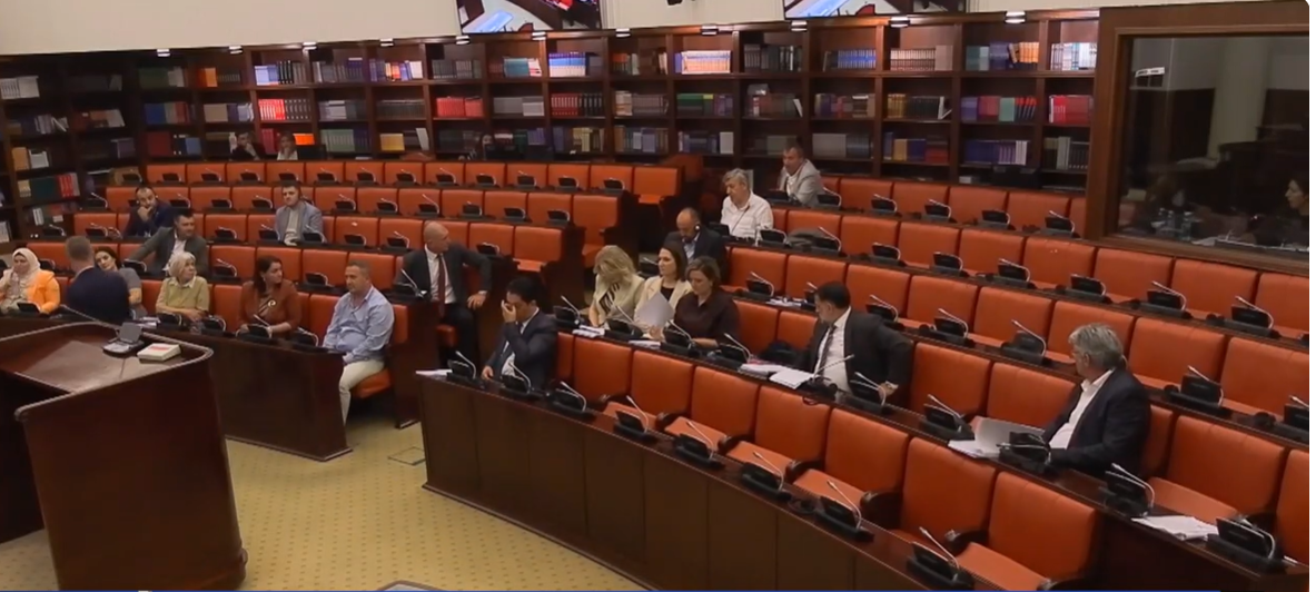 Debat i ashpër për ligjin për përfaqësim të drejtë  Opozita shqiptare ankohet  Amendamentet po u refuzohen pa arsyetim