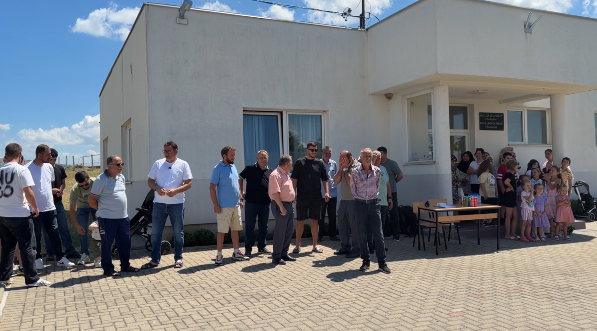 Protestë kundër mbylljes së shkollës fillore në Kosturnik  Banorët me peticion deri te Komuna Kumanovës dhe Ministria e Arsimit