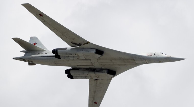 bombarduesit-ruse-tu-160-patrullojne-mbi-detin-e-barentsit-dhe-detin-e-norvegjise