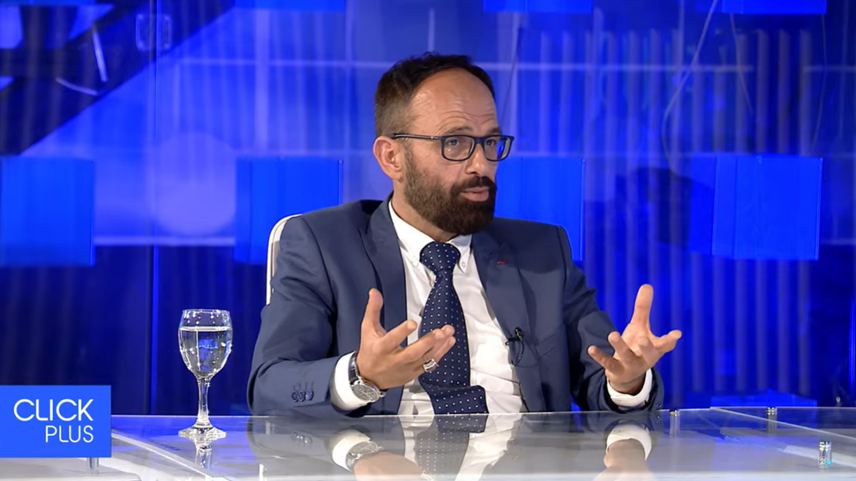  Provimi i jurisprudencës nuk është dhënë asnjëherë në gjuhën shqipe   Shasivari për draft versionin  Nuk është zgjidhje gjysmake  por model i kombinuar