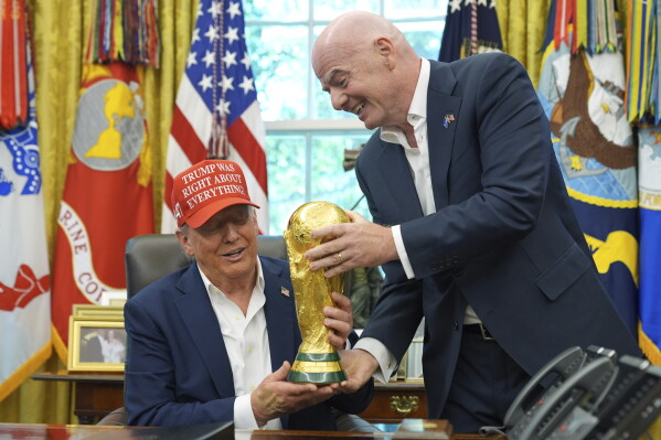 Infantino  Trump dhe unë së bashku do t ia dorëzojmë trofeun fituesit të Kupës së Botës