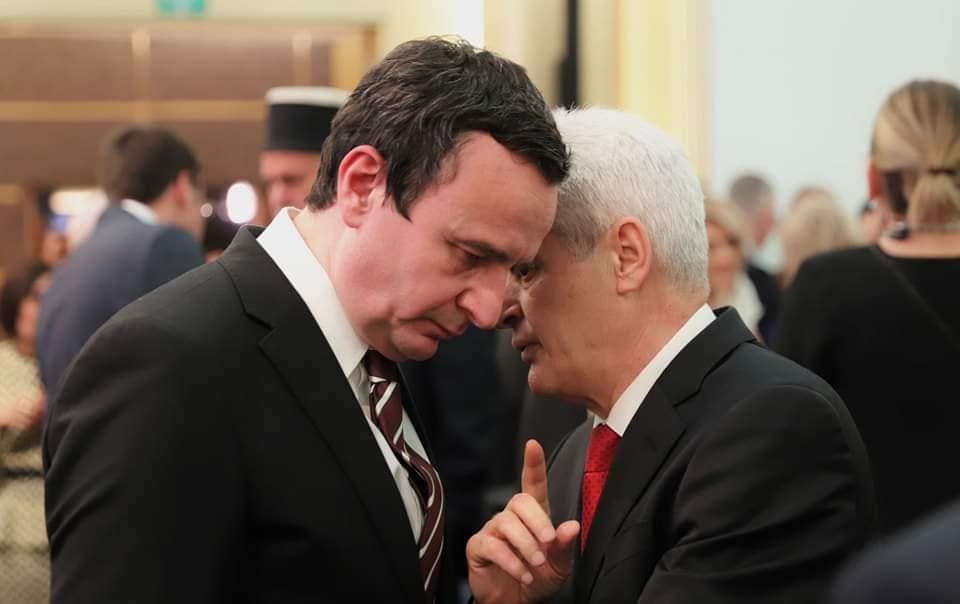 Statusi i gjuhës shqipe përplas Kurtin me Ahmetin  Qoku ironizon  Sa gjak është derdhur për Soravian  