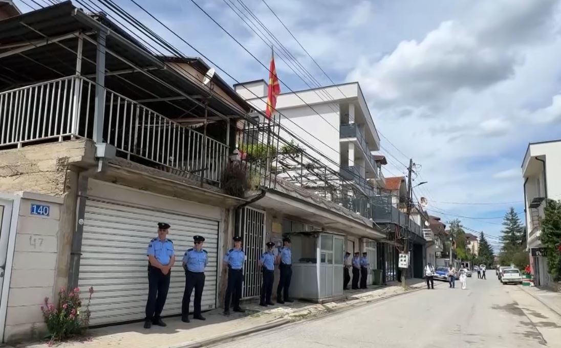 Studentët protestojnë para Ambasadës së Maqedonisë në Prishtinë  kundër mohimit të provimit të jurisprudencës në gjuhen shqipe