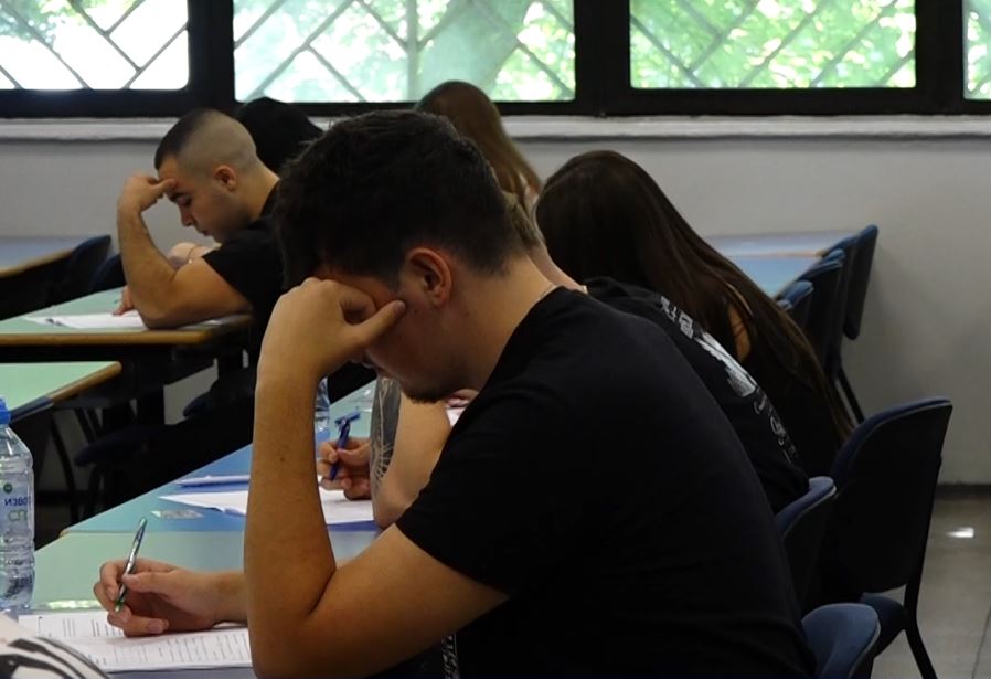 Në amfiteatro  kundër kopjimit  Maturantët japin provimin e parë ekstern