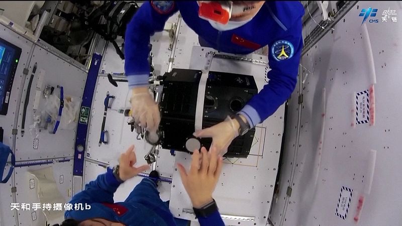 Ekuipazhi i Shenzhou 23 shënon një muaj në orbitë me eksperimente shkencore