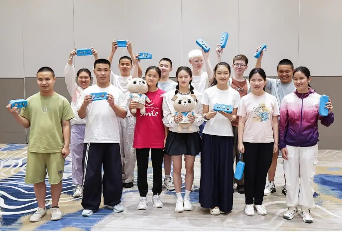 UNICEF Kina organizon në Pekin kamp veror për fëmijët me dëmtime të shikimit