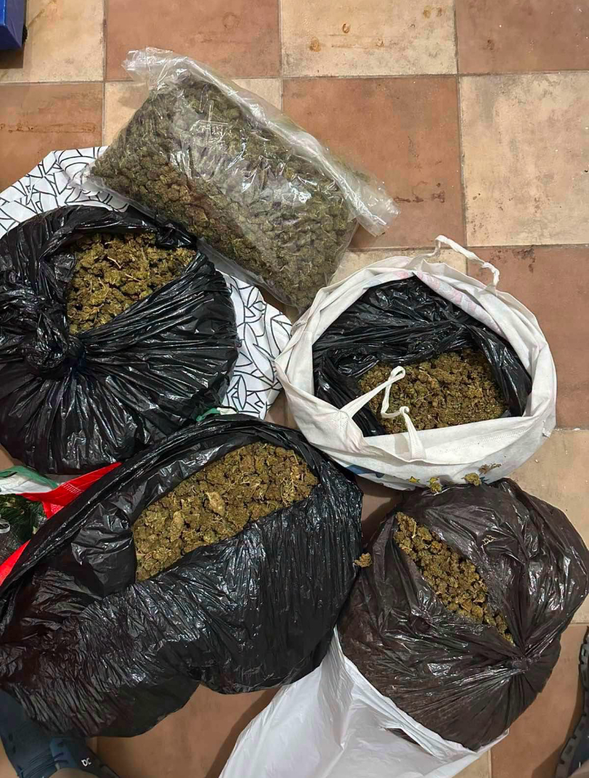 Bastisje në Shkup  Babë e bir arrestohen për pesë kilogramë marihuanë