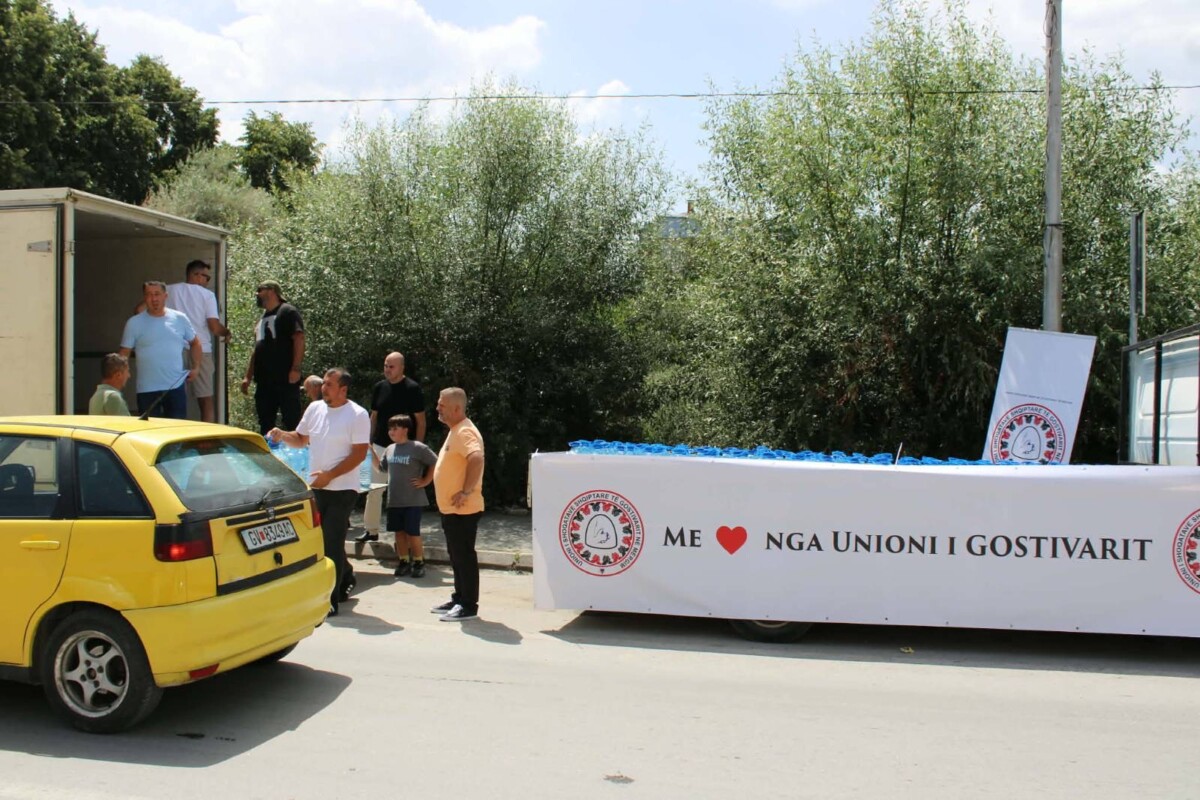 Unioni i Shoqatave Shqiptare në Mërgim shpërndan 6 mijë litra ujë për banorët e Gostivarit